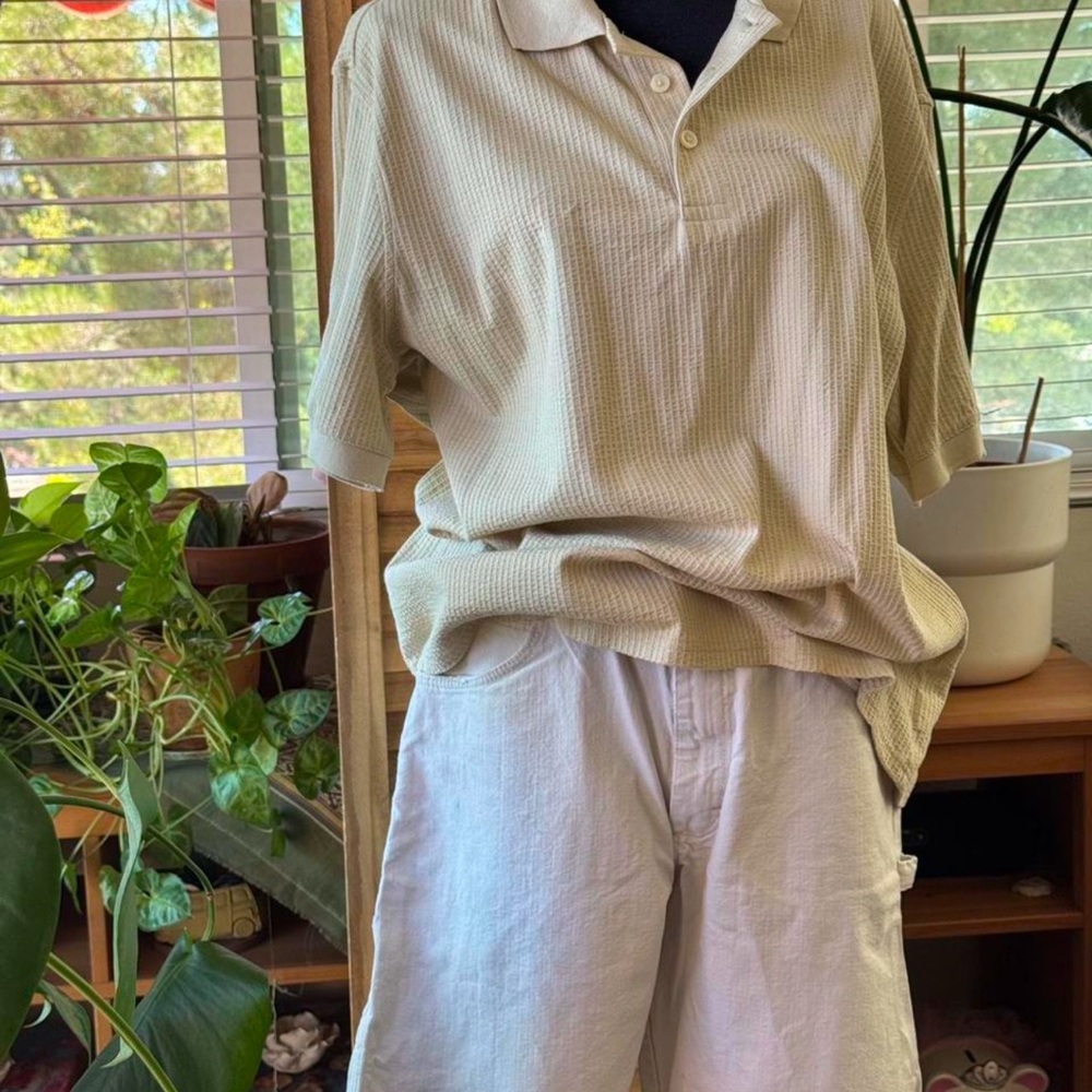 Wrangler cream canvas cargo shorts with zip and button closure.